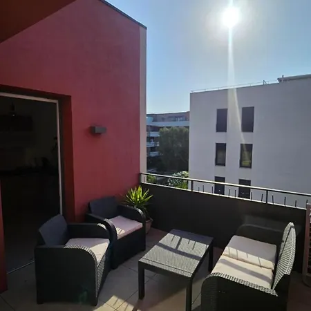 Charming 1 Bedroom With Terrace Air Conditioning And Private Parking Lejlighed